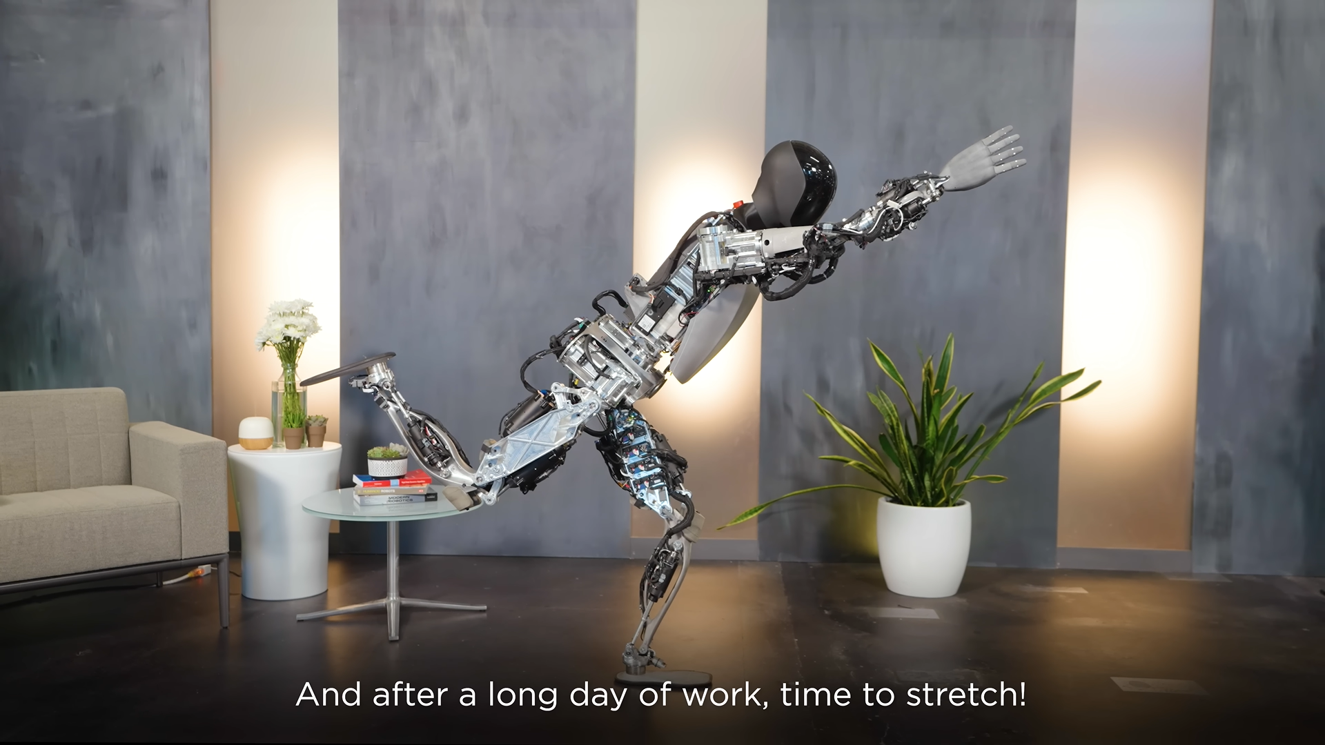 Tesla, İnsansı Robotu Optimus'un Yeni Videosunu Yayınladı: Yoga Yapıyor!